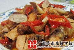 蒜片腊鸡的做法